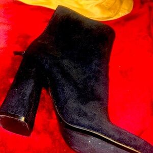 Murphy pointed toe booties size 7 women’s